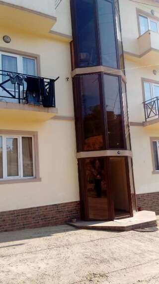 Гостевой дом Guesthouse David Махинджаури Четырехместный номер с балконом-4